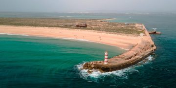Ela veio, viu... e apaixonou-se! Jornalista estrangeira rendida à ilha deserta algarvia