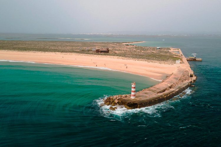 Ela veio, viu... e apaixonou-se! Jornalista estrangeira rendida à ilha deserta algarvia