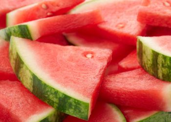 Comer só melancia emagrece? A verdade que ninguém quer dizer sobre esta dieta da moda