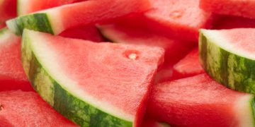 Comer só melancia emagrece? A verdade que ninguém quer dizer sobre esta dieta da moda