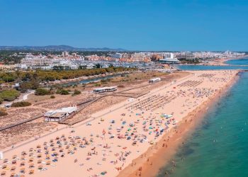 Praias de luxo no Algarve: caviar em vez de bolas de berlim e espreguiçadeiras a 500€