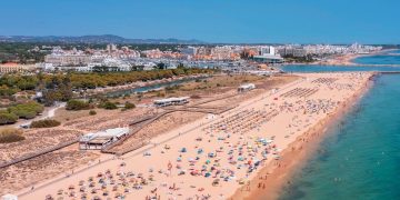 Praias de luxo no Algarve: caviar em vez de bolas de berlim e espreguiçadeiras a 500€