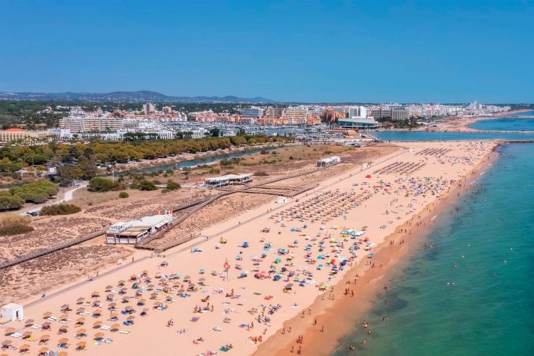 Praias de luxo no Algarve: caviar em vez de bolas de berlim e espreguiçadeiras a 500€