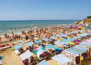 Cafés a cinco euros? Governo põe travão nos abusos nas praias