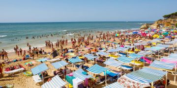 Cafés a cinco euros? Governo põe travão nos abusos nas praias