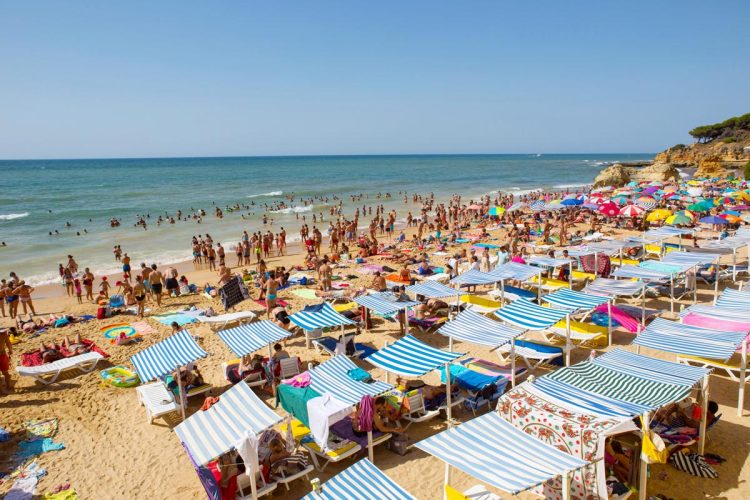 Cafés a cinco euros? Governo põe travão nos abusos nas praias
