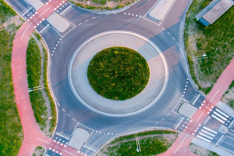 600€ e 4 pontos perdidos: multas pesadas para quem não cumpra regras de circulação nas rotundas