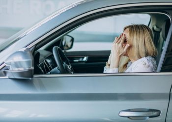 Estacionar mal pode custar caro: coimas pesadas, perda de pontos e até cassação da carta de condução