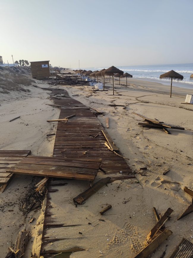 Praia de Faro devastada pela força do mar: passadiço destruído e alerta para novos riscos Praia de Faro - Foto: Rodrigo Cruz