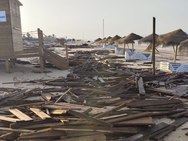 Praia de Faro devastada pela força do mar: passadiço destruído e alerta para novos riscos Foto: Rodrigo Cruz