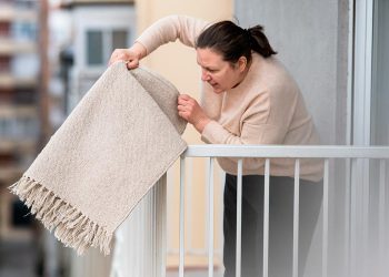 Sacudir tapetes e objetos à janela: o que diz a lei e como evitar conflitos com os vizinhos