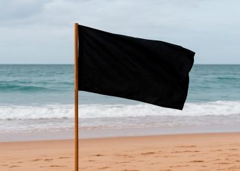 Bandeira negra na praia: o alerta máximo que todos devem conhecer