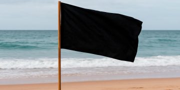Bandeira negra na praia: o alerta máximo que todos devem conhecer
