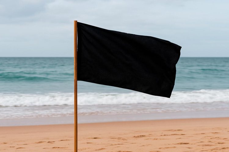 Bandeira negra na praia: o alerta máximo que todos devem conhecer