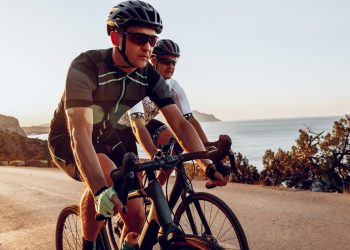 Posso pisar a linha contínua para ultrapassar ciclistas?