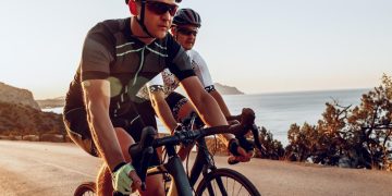 Posso pisar a linha contínua para ultrapassar ciclistas?