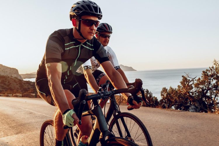 Posso pisar a linha contínua para ultrapassar ciclistas? Posso pisar a linha contínua para ultrapassar ciclistas?
