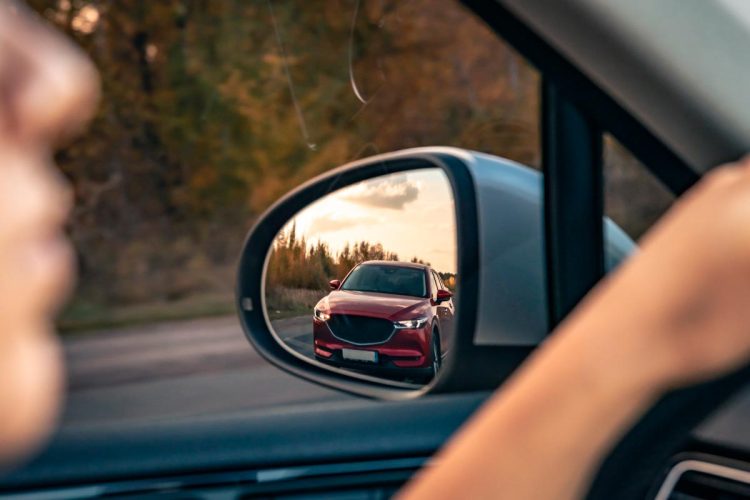 O truque simples que ajuda a afastar quem conduz colado atrás do carro