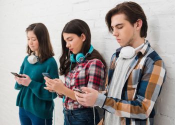 Escolas vão poder proibir telemóveis até ao 9.º ano