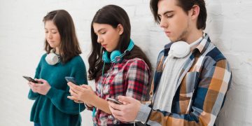 Escolas vão poder proibir telemóveis até ao 9.º ano