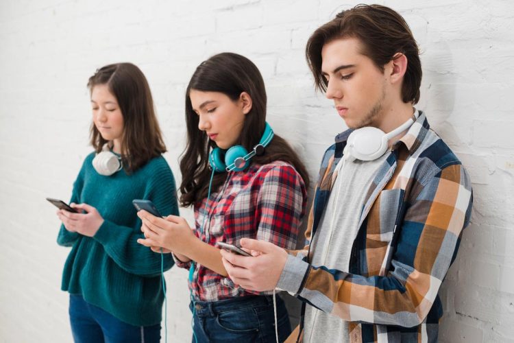 Escolas vão poder proibir telemóveis até ao 9.º ano Escolas vão poder proibir telemóveis até ao 9.º ano