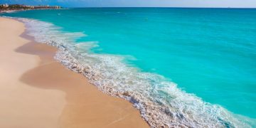 A espuma do mar que aparece nas praias pode ser perigosa: saiba quando é sinal de poluição e risco para a saúde