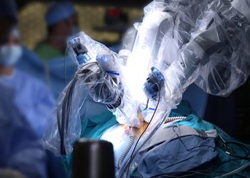 Transplante de fígado 100% robótico feito em simultâneo pela primeira vez em Portugal: uma filha deu parte do seu órgão à mãe