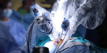 Transplante de fígado 100% robótico feito em simultâneo pela primeira vez em Portugal: uma filha deu parte do seu órgão à mãe
