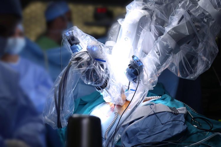 Transplante de fígado 100% robótico feito em simultâneo pela primeira vez em Portugal: uma filha deu parte do seu órgão à mãe