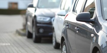 Monte Gordo sob tensão: cadeiras e garrafões "guardam" lugar de estacionamento — mas será legal?