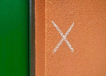 Um simples traço de giz pode ser um aviso: descubra o que significa e como proteger a sua casa