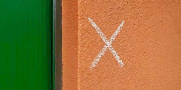 Um simples traço de giz pode ser um aviso: descubra o que significa e como proteger a sua casa