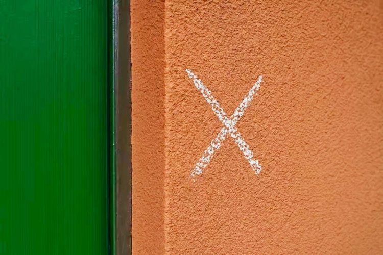 Um simples traço de giz pode ser um aviso: descubra o que significa e como proteger a sua casa