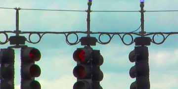 Pequenas luzes azuis estão a aparecer nos semáforos e quase ninguém sabe para que servem