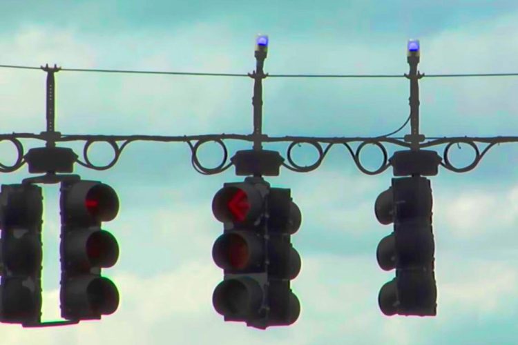 Pequenas luzes azuis estão a aparecer nos semáforos e quase ninguém sabe para que servem