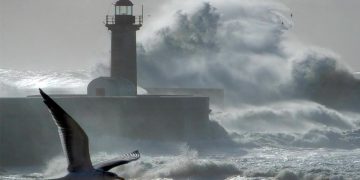 Ciclone pós-tropical Erin provoca alerta do IPMA: ondas até 7 metros podem engolir praias no litoral português