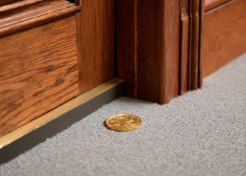 Encontrou uma moeda na porta de casa? Descubra o que significa e como se proteger sem chamar atenção