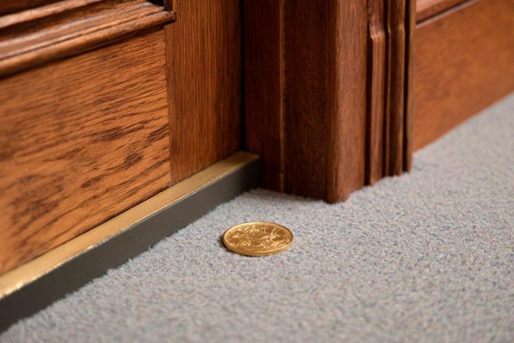 Encontrou uma moeda na porta de casa? Descubra o que significa e como se proteger sem chamar atenção Encontrou uma moeda na porta de casa? Descubra o que significa e como se proteger sem chamar atenção