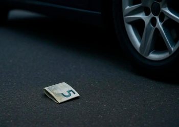 O truque da nota dobrada está de volta aos estacionamentos