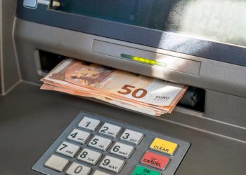 O truque da nota no Multibanco: como funciona a burla e como se proteger