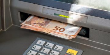 O truque da nota no Multibanco: como funciona a burla e como se proteger