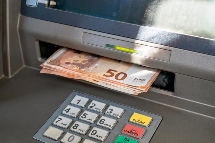 O truque da nota no Multibanco: como funciona a burla e como se proteger