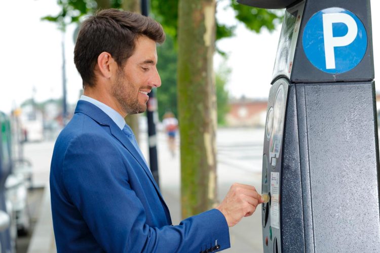 Burlas em parquímetros voltam às ruas: o truque que está a deixar muitos condutores com multas Burlas em parquímetros voltam às ruas: o truque quase invisível que está a deixar muitos condutores com multas