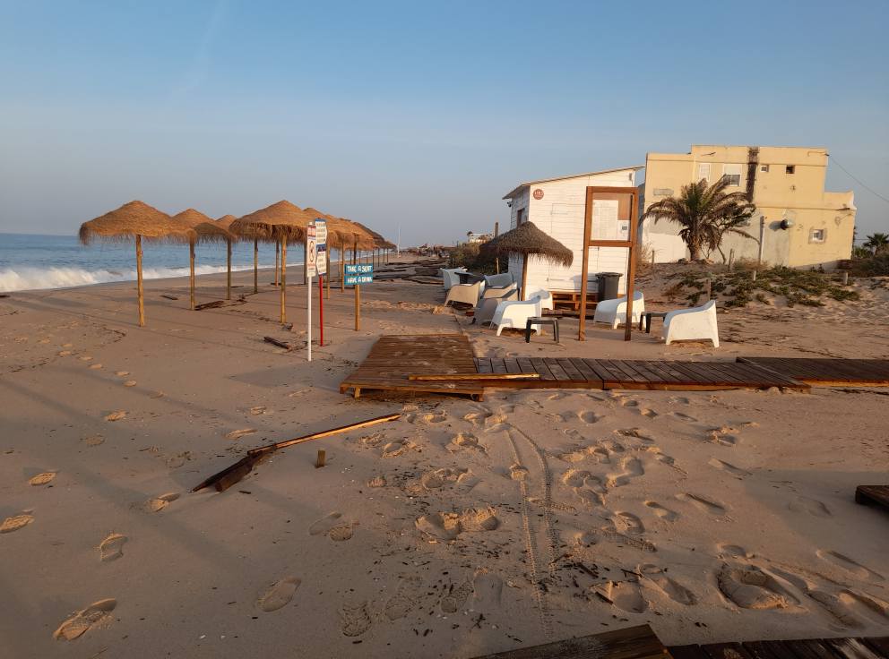 Praia de Faro devastada pela força do mar: passadiço destruído e alerta para novos riscos Praia de Faro - Foto: José Augusto Amado / Facebook