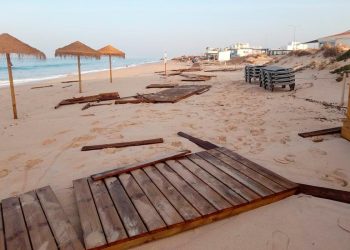 Praia de Faro devastada pela força do mar: passadiço destruído e alerta para novos riscos