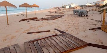 Praia de Faro devastada pela força do mar: passadiço destruído e alerta para novos riscos
