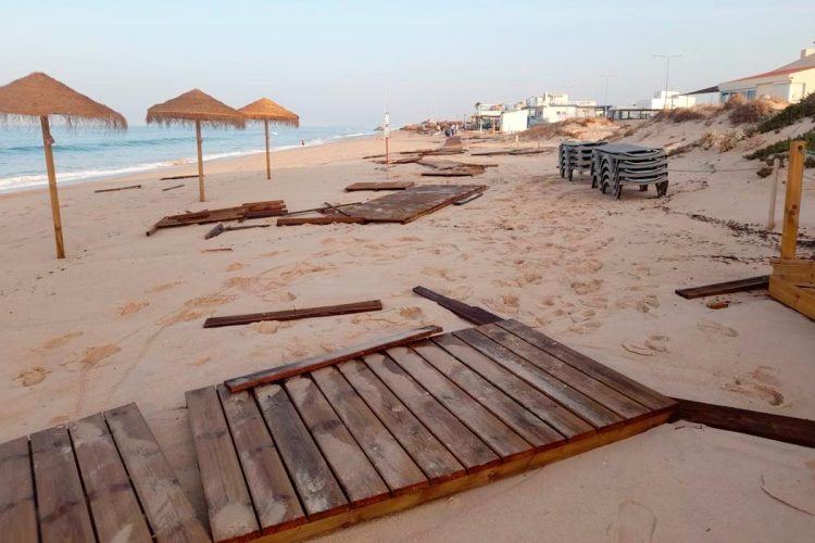Praia de Faro devastada pela força do mar: passadiço destruído e alerta para novos riscos Praia de Faro devastada pela força do mar: passadiço destruído e alerta para novos riscos