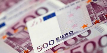 Um cheque mensal de 8.500 euros: utopia ou futuro inevitável na era da Inteligência Artificial?