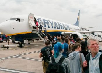 Ryanair endurece regras da bagagem de cabine: CEO desafia passageiros a “voarem noutras companhias”