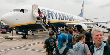 Ryanair endurece regras da bagagem de cabine: CEO desafia passageiros a “voarem noutras companhias”